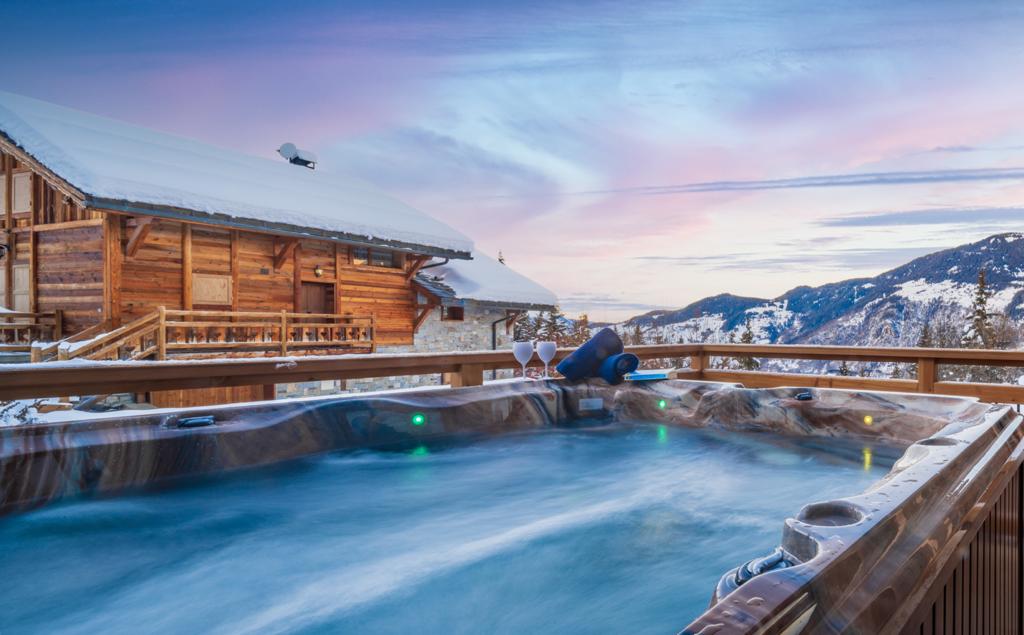Sunset view of a hot tub overlooking mountains in La Tania, France
