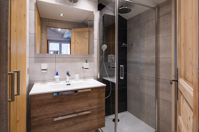Chalet Brigitte bathroom 800px 1