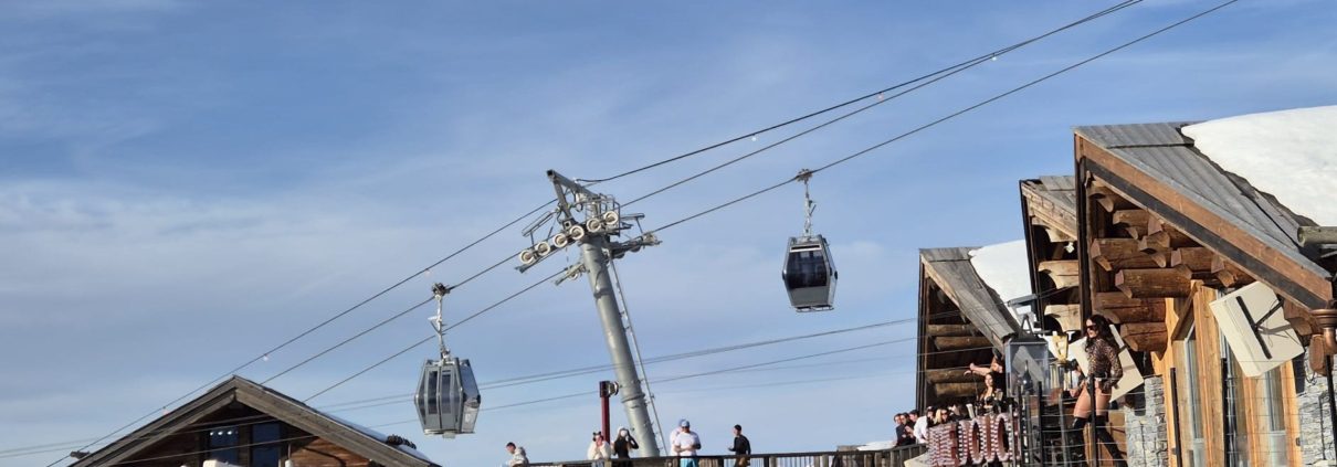 What's on in the 3 Valleys March and April 1 Folie Douce bar in Méribel for apres-ski