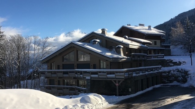 Chalet Caroline 12 Ski Magic Chalet Caroline in La Tania: exterior view snow