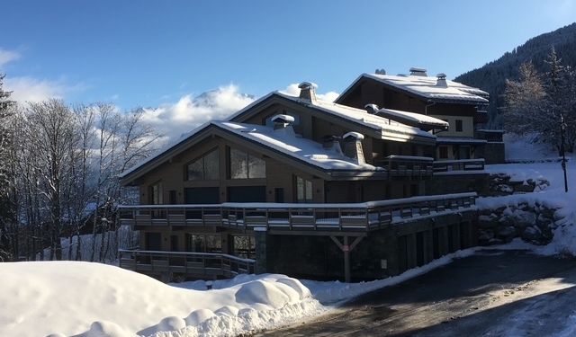 Chalet Caroline La Tania exterior in the snow