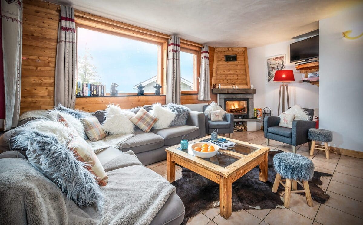 Living room Chalet Matisse, La Tania with log fireplace and comfortable sofas