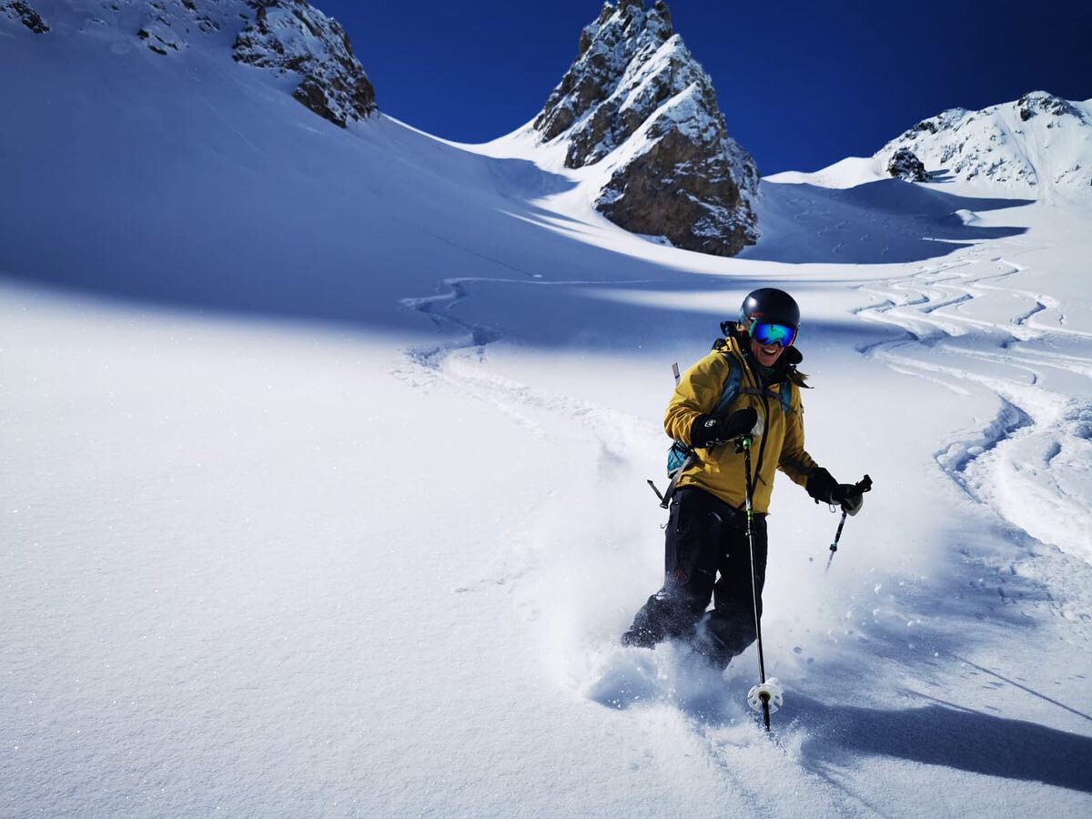 Me skiing powder 2
