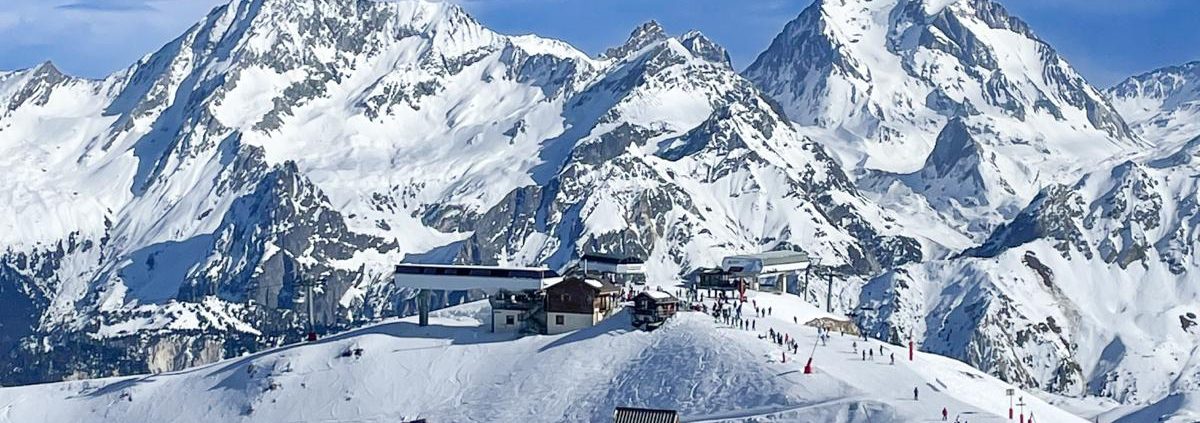 Booking a last minute ski holiday: Dos and Don’ts! 1 Snowy mountains in the 3 Valleys, France, with skiers in the foreground