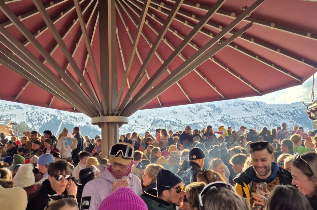Guide to après-ski in Meribel 4 Crowd of people at The Ronnie in Méribel