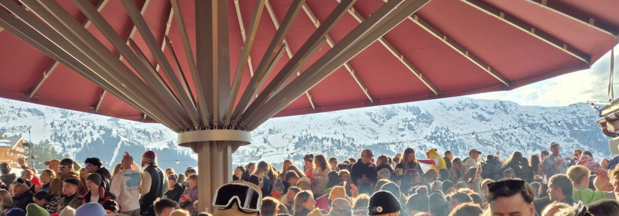 What Clothes to Wear for Après-Ski: Your Complete Guide to Mountain Evening Style 1 Crowd of people at The Ronnie in Méribel