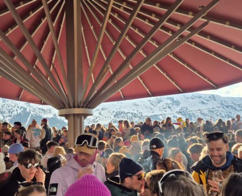 Crowd of people at The Ronnie in Méribel