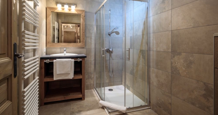 Chalet Caroline 8 Ski Magic Chalet Caroline in La Tania: bathroom with shower