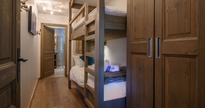Chalet Caroline 11 Ski Magic Chalet Caroline in La Tania: bunk room with en-suite shower room