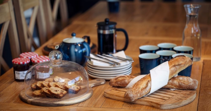 Chalet Caroline 3 Ski Magic Chalet Caroline in La Tania: afternoon tea