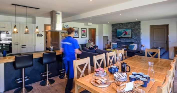 Chalet Caroline 1 Ski Magic Chalet Caroline in La Tania: chalet host serving drinks